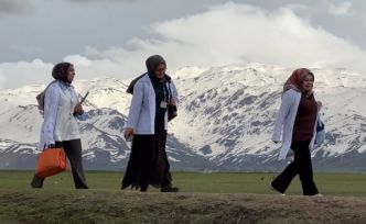Yüksekova’nın fedakar ebeleri gebeler için yollarda