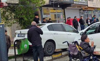 Muş’ta iki araç çarpıştı