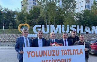 "Terörsüz Türkiye" için Mardin otobüsünü durdurup, yolculara tatlı ikram ettiler