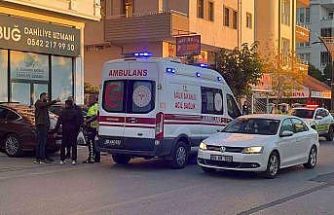 Yola kontrolsüz çıkan otomobil ile motosiklet çarpıştı: 1 yaralı