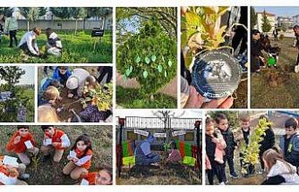 81 ildeki okullarda fidanlar, ‘Atatürk ve Vatan Sevgisi’ mesajlarıyla toprağa bırakıldı