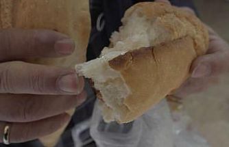 Aldığı ekmeğin içinden çıkan poşet parçası ile şok oldu