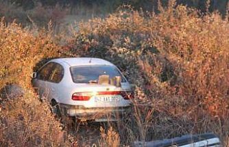 Beyşehir’de otomobil araziye savruldu: 2 yaralı