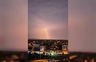 Bursa’da şimşekler geceyi gündüze çevirdi