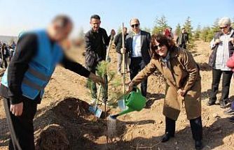 Denetimli serbestlik yükümlüleri 11 Kasım Milli Ağaçlandırma Günü’nde fidanları toprakla buluşturdu