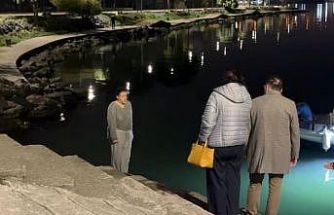 Denize atlamak isteyen genç kızı anne ve babası ikna etti