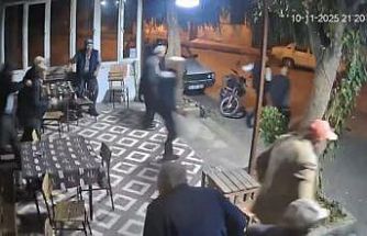 Depreme kahvehanede yakalanan vatandaşların panik hali kamerada