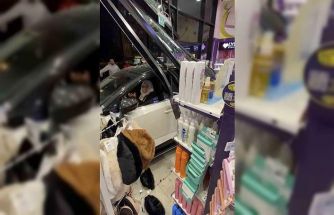 Diyarbakır’da kontrolden çıkan otomobil kozmetik mağazasına daldı