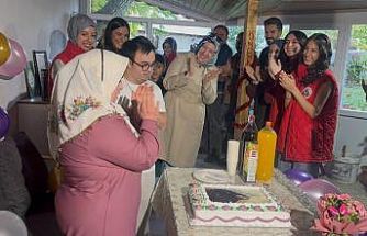 Gençlerden down sendromlu kardeşlere yürek ısıtan doğum günü sürprizi