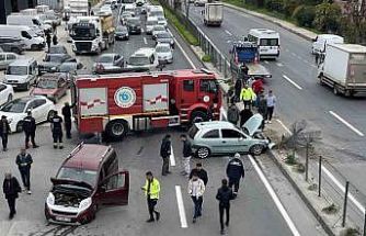 Hafif ticari araç ile otomobil çarpıştı: Yol trafiğe kapandı