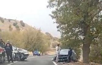 İki otomobil çarpıştı: 10 yaralı