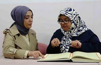 İşitme engelli kadın Kur’an-ı Kerim’i bir ayda öğrendi