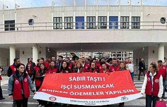 İzmir Büyükşehir önünde işçilerden oturma eylemi