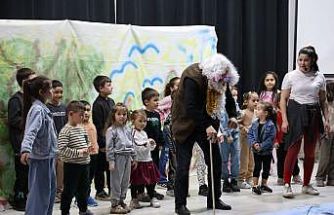 Kartepe’de hem büyüklere hem küçüklere tiyatro ziyafeti