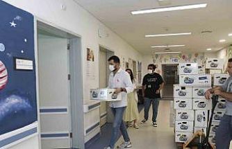 Mersin’de lösemili çocuklara moral veren hediye kutuları dağıtıldı