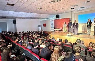 Mersin’de ’madde bağımlılığı’ konulu tiyatro büyük ilgi gördü