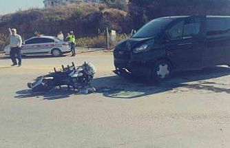 Motosiklet ile hafif ticari araç çarpıştı, sürücü kask sayesinde hayatta kaldı