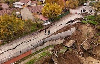 Okul inşaatının yanında çöken yol dronla görüntülendi