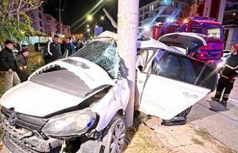 Otomobil direğe saplandı: 2 ağır yaralı