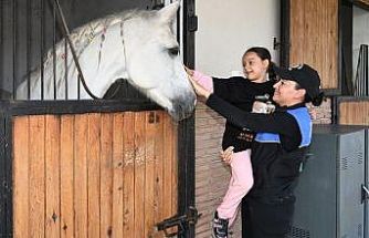 Polis lösemi hastası çocuklara at sevdirip, birlikte balon uçurdu