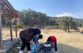 Sarıkamış’ta öğrenciler poşet poşet çöp topladı