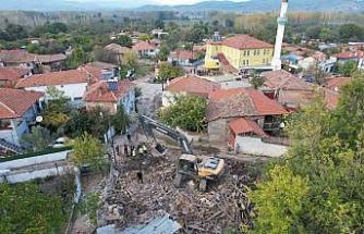 Sındırgı’da depremde hasar gören yapıların yıkımı kırsalda sürüyor
