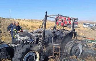 Tarlayı süren traktör alev alarak yandı