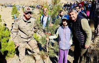 Tuğgeneral Öz, şehit yakınlarıyla fidan dikti