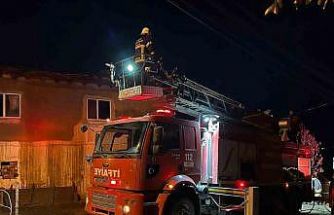 Uşak’ta 2 katlı evin çatısı yandı