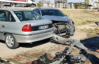 Yayaya çarpmamak için manevra yaptı, park halindeki araçlara çarptı: 2 yaralı