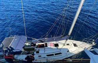 Yelkenli teknede 22 düzensiz göçmen ve bir göçmen kaçakçısı yakalandı