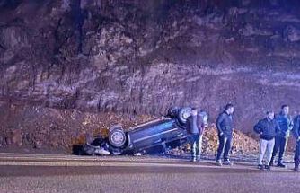 Yola düşen kayalardan kaçan otomobil takla attı: 2 yaralı