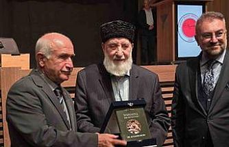 Yozgatlı Dr. Ali Şakir Ergin’e doğumunun 88’nci yılında adına yazılan kitap hediye edildi
