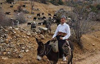 18 yaşındaki Yusuf söylediği manilerle ilgi odağı oldu