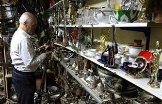 45 yıldır topladığı antika eşyaların sayısını kendisi de bilmiyor