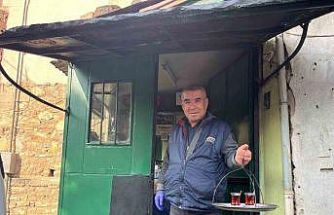 50 yıllık çay ocağında baba mesleğini sürdürüyor