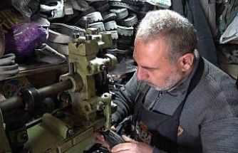 5 metrekarelik dükkanında 30 yıldır ayakkabı tamir ediyor