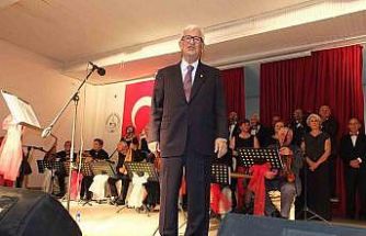 82 yaşındaki emekli müsteşar koro şefliği yapıyor