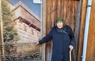 90 yaşındaki Fikriye nine manileriyle hafızalara hayran bırakıyor