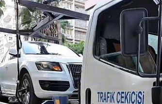 Adana’da engelli park yerlerine araçlarını koyan sürücülere ceza kesildi