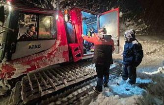 AFAD ve UMKE ekipleri kar sebebiyle yolu kapanan köydeki hasta için seferber oldu