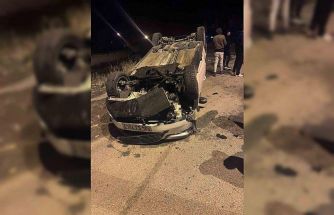 Ağrı’da kazada kaldırıma çarpan araç takla attı: 2 yaralı