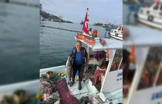 Akçakoca’da balıkçı ağına 10 kiloluk levrek takıldı