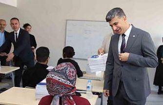 Akdeniz Belediyesinden gençlere kaynak kitap desteği