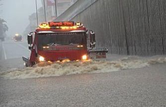 Alanya’da sağanak yağış trafiği felç etti