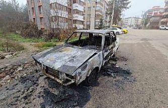 Alev topuna dönen otomobilden geriye demir yığını kaldı