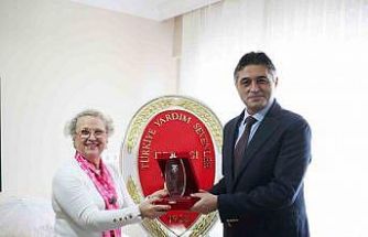 Aliağa Belediye Başkanı Serkan Acar’a desteklerinden dolayı plaket