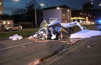 Almanya’da caddeye acil iniş yapan küçük uçak trafik levhasına çarptı: 3 yaralı