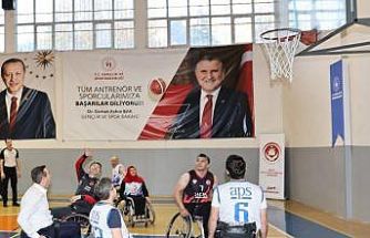 Amasya’da protokol ile ampute basketbol takımı maç yaptı