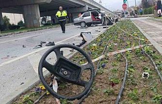 Ambulansa yol verme kazasında ortalık savaş alanına döndü, kaza anı güvenlik kamerasına yansıdı